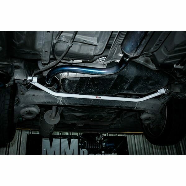 Barra Inferior Trasera Ultra Racing (2821) para Toyota Porte (AP10) 1.5 2WD 04-12