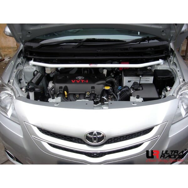 Barra de Torretas Delantera Ultra Racing para Toyota Yaris XP90 1.5 05-13 2WD