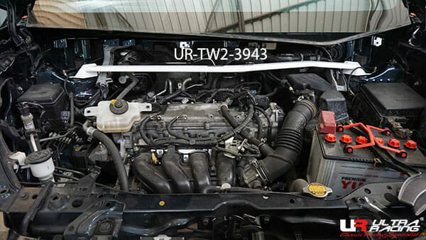 Barra de Torretas Superior Delantera Ultra Racing (3943) Toyota Noah/Voxy (R80) 1.8 2WD 14-21