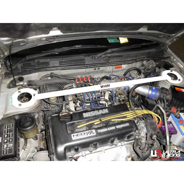 Barra de Torretas Delantera Superior Ultra Racing para Nissan Primera 95-02 P11