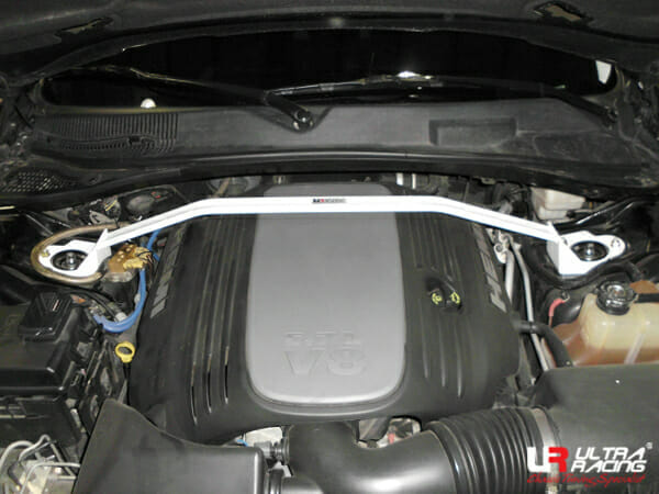 Barra de Torretas Delantera Superior Ultra Racing (2384) Dodge Challenger 5.7 V8 11+/Magnum 5.7 04-08 2WD