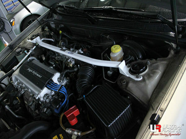 Barra de Torretas Delantera Superior Ultra Racing (2717) para Renault Samsung SM5 SM520 (KPQ/A32) 2.0 L4 2WD 98-05