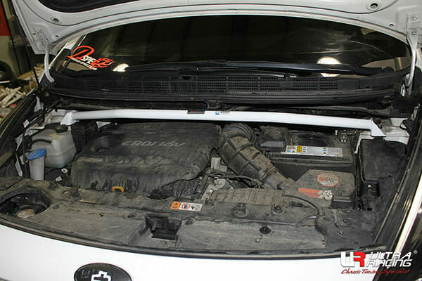 Barra de Torretas Superior Delantera Ultra Racing (3016) Kia Carens (RP) 1.7D 2WD 13+