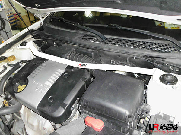 Barra de Torretas Delantera Superior Ultra Racing (3030) para Chevrolet Epica/Tosca 2.0 2WD 07-15