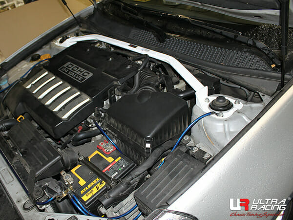 Barra de Torretas Delantera Superior Ultra Racing (3036) para Daewoo Tosca LPI 2.0 2WD 06-11