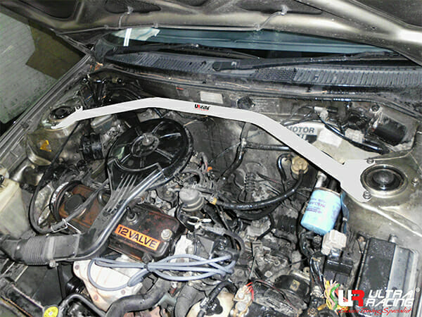 Barra de Torretas Delantera Superior Ultra Racing (3226) para Toyota Corolla (AE101) 1.3 2WD Sedán CABURETOR 91-98