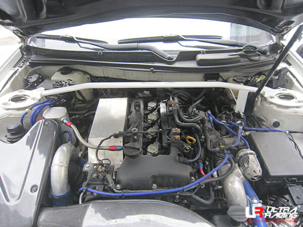 Barra de Torretas Delantera Superior Ultra Racing (3319) Hyundai Genesis/Rohens Coupe (BK) 2.0T 2WD LHD 09-16