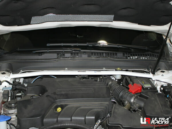 Barra de Torretas Superior Delantera Ultra Racing (3551) para Ford Mondeo (MK4/MK5)