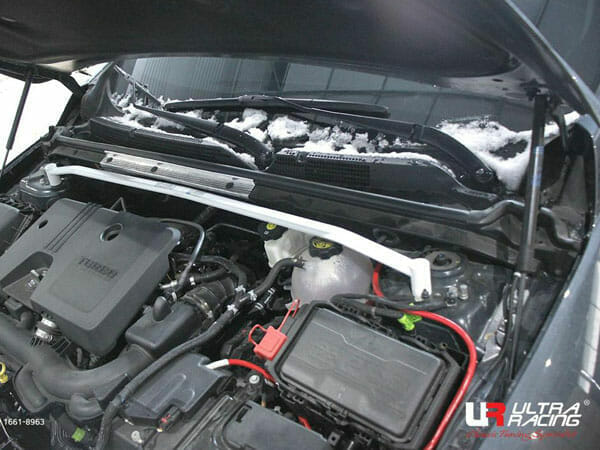 Barra de Torretas Delantera Superior Ultra Racing (4145) Chevrolet Malibu 2.0T 2WD Hybrid FL 19+