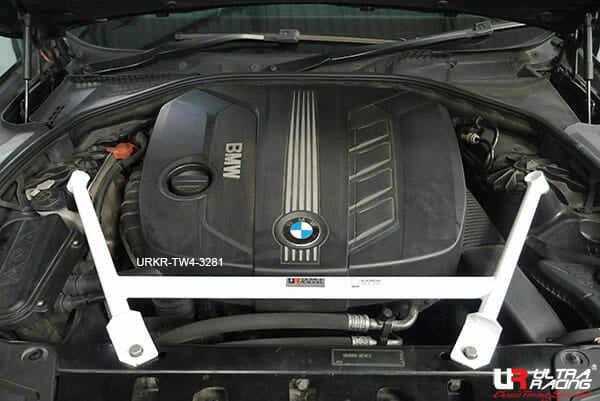 Barra de Torretas Superior Delantera Ultra Racing para BMW 520 2.0D F11 10+