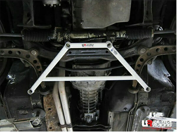 Barra Refuerzo Inferior Delantera Ultra Racing para BMW Serie 3 E30