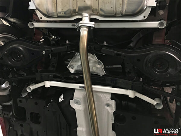 Barra Inferior Trasera Ultra Racing (3181) para Mazda 3 (BM) 2.0 2WD Sedán 13-18