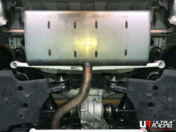 Barra Inferior Trasera Ultra Racing (4166) para Volvo XC40 2.0T 4WD 18+