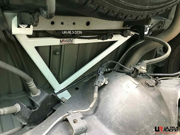 Barra Inferior Trasera Ultra Racing (3739) para Toyota Hiace (H200) 2.0D/2.5D 2WD 04+