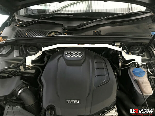 Barra de Torretas Delantera Superior Ultra Racing (3653) para Audi S5 (B8) 8T