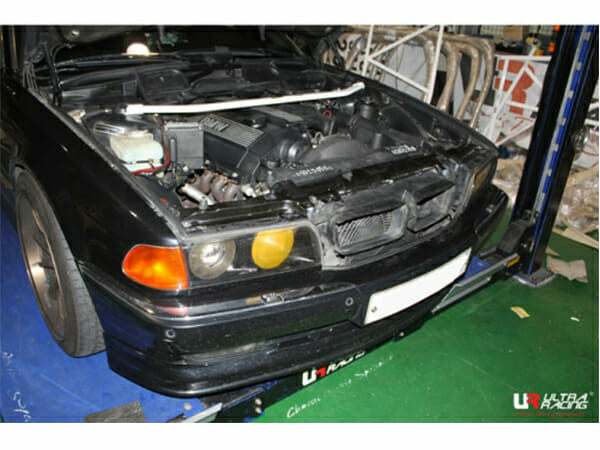 Barra de Torretas Delantera Superior Ultra Racing BMW 7 E38 (728i) 94-01