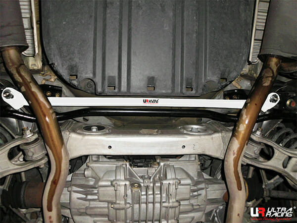 Barra Inferior Trasera Ultra Racing (2416) para Acura RL (KB-1) / Honda Legend 3.5 05-12 4WD