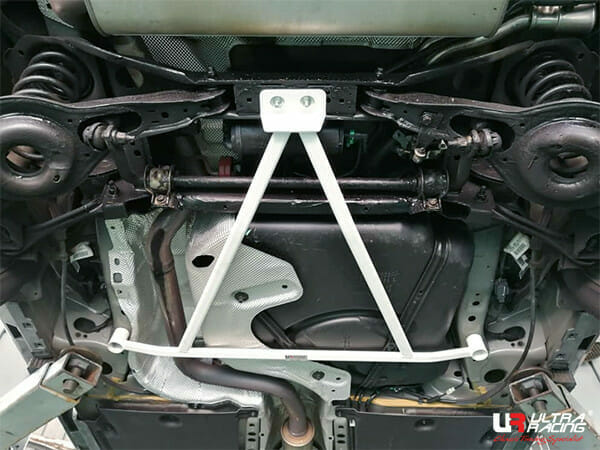 Barra Inferior Trasera Ultra Racing (3955) para Volvo V40 T4 1.6 12-16/T5 2.0 16-19