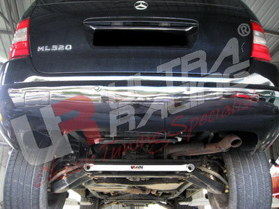 Barra Inferior Trasera Ultra Racing para Mercedes ML 320 97-05