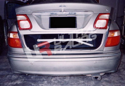 Barra de Refuerzo Trasera Ultra Racing para Nissan Almera N16 00-05