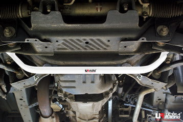 Barra de Refuerzo Delantera H 1366 Ultra Racing para Toyota Hiace/H200 04+