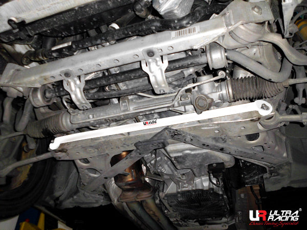 Barra Inferior Delantera Ultra Racing para BMW Serie 3 E92 06+ 3.5
