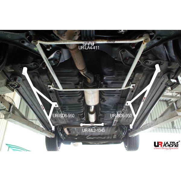 Barra Central Inferior Ultra Racing Para Nissan Cefiro A32 (94-98)