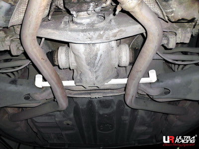 Barra Inferior Trasera Ultra Racing para Mercedes Clase E W211 03-06