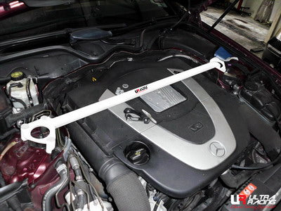 Barra de Torretas Delantera Superior Ultra Racing para Mercedes CLS 350 W219 04-10