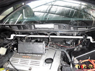 Barra de Torretas Superior Delantera 1633 Ultra Racing para Toyota Previa 00-06