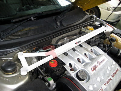 Barra de Torretas Delantera Superior Ultra Racing para Alfa Romeo Spider GTV 3.2