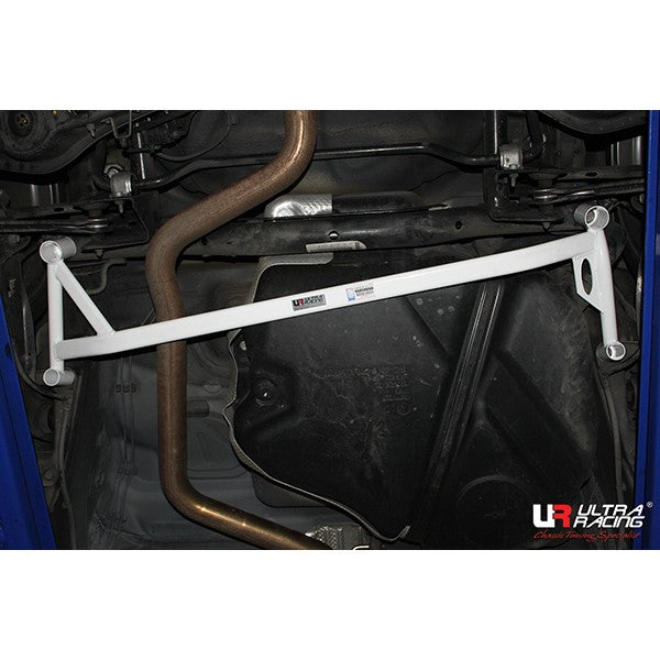 Barra Refuerzo Inferior Trasera Ultra Racing 2688 para VW Golf 7 2.0TDI