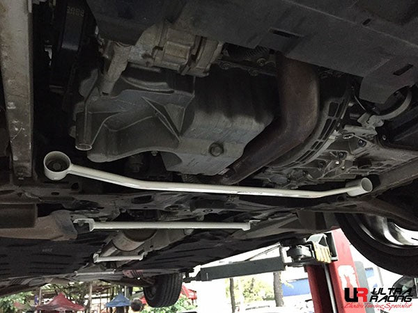Barra Inferior Delantera 2803 Ultra Racing Mercedes A250 / AMG 13+ W176 2WD