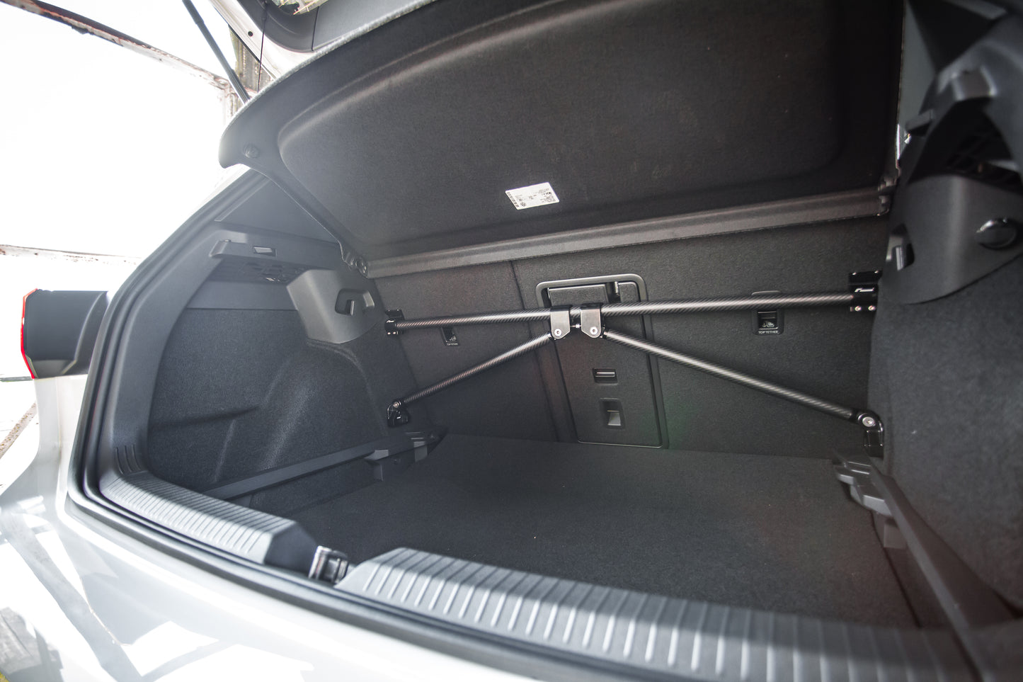 Refuerzo Trasero de Carbono RacingLine para MQB VW Golf 7/8, Seat Leon, Skoda Octavia - Imagen 3