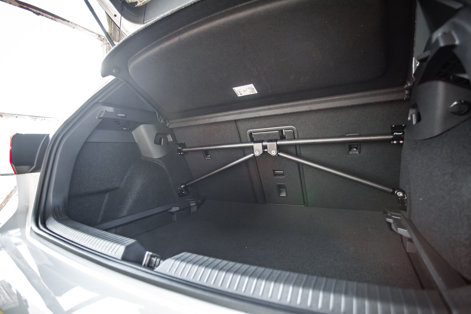 Refuerzo Trasero de Carbono RacingLine para MQB VW Golf 7/8, Seat Leon, Skoda Octavia - Imagen 3