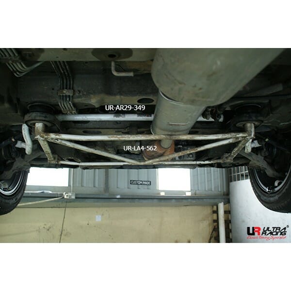 Barra Estabilizadora Delantera 29mm Ultra Racing para Naza Ria 2.5 V6 2WD 98-05