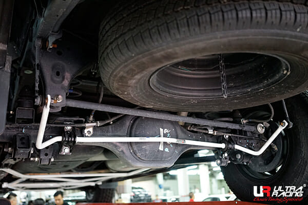 Barra Estabilizadora Trasera 19mm Ultra Racing para Nissan Navara (D23) 2.5D 4WD 14+ - Imagen 2