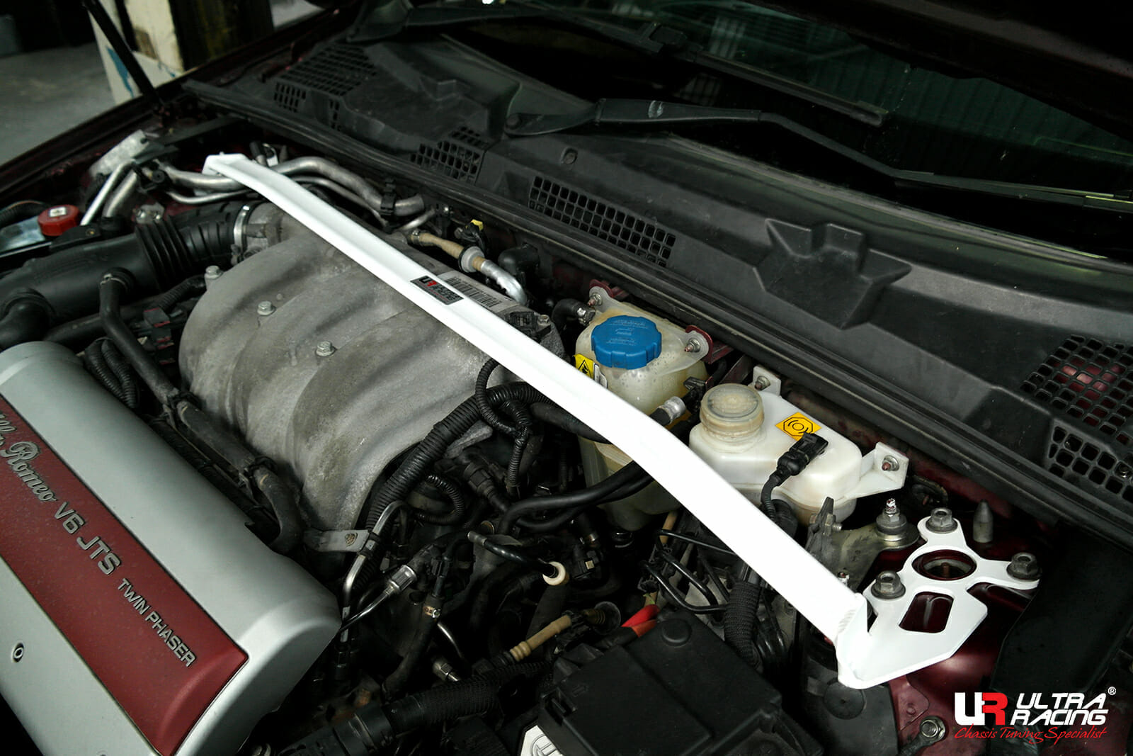 Barra De Torretas Superior Delantera Ultra Racing Para Alfa Romeo 159 05+ / Brera