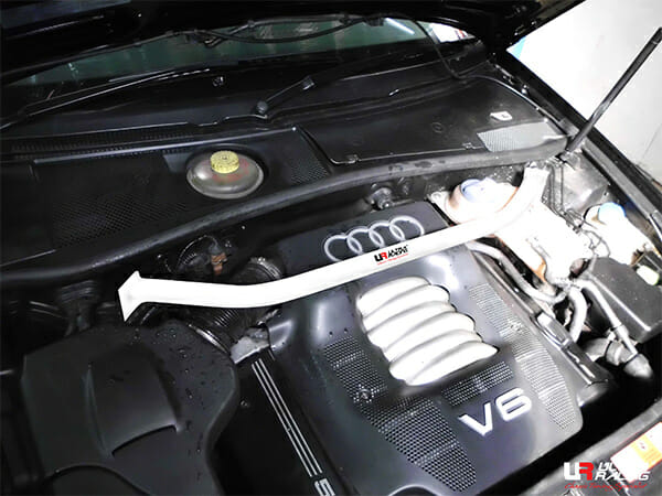 Barra de Torretas Delantera Superior Ultra Racing (3195) para Audi A6 C5 (TYP 4B) 2.4 V6 2WD 97-04