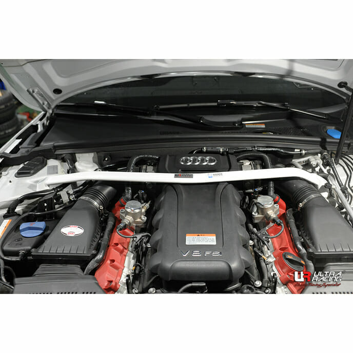 Barra de Torretas Delantera Superior Ultra Racing para Audi RS5 8T 4.2 10-15 4WD
