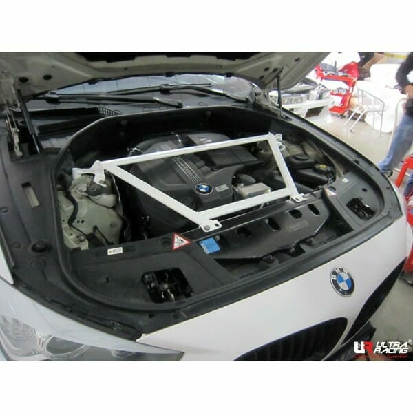 Barra de Torretas Delantera Superior Ultra Racing (3284) para BMW 5 F07 GT (520d) 2.0D 4WD 09-17
