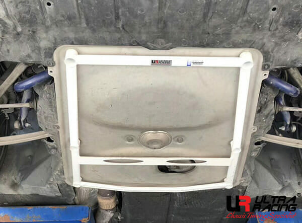 Barra Refuerzo Inferior Delantera Ultra Racing para BMW M2 F87