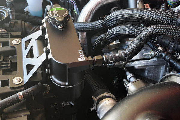 Kit Vaso de Expansión Ford Mustang 2011-14 Radium Engineering - Imagen 3