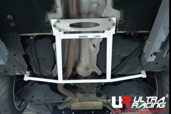 Barra Refuerzo Inferior Trasera Ultra Racing para BMW Serie 3 F30
