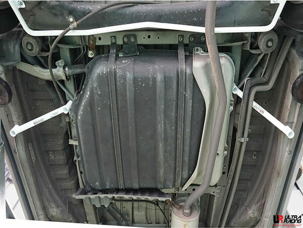 Barra Inferior Trasera Ultra Racing (462P) para Toyota Alphard (AH10) 2.4/3.0 2WD 02-08