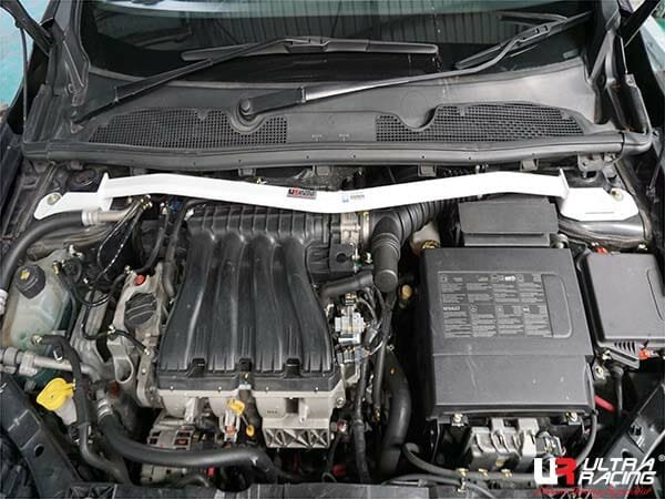 Barra de Torretas Delantera Superior Ultra Racing (2238) para Renault Fluence 2.0 2WD 09+/Samsung SM3 1.6 09-12