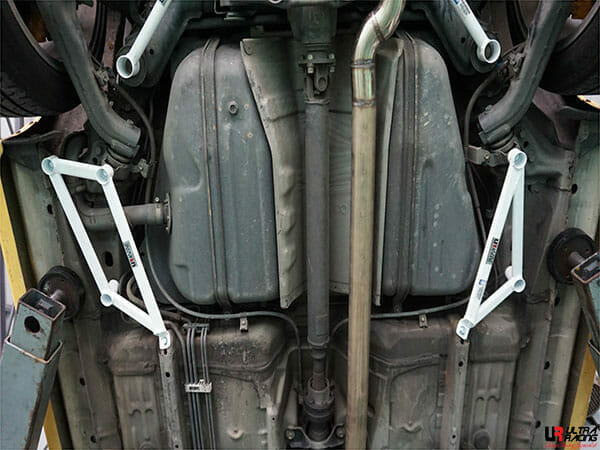 Barra Inferior Trasera (433P) Ultra Racing para Toyota Caldina (T240) 2.0T GT4 4WD 02-07
