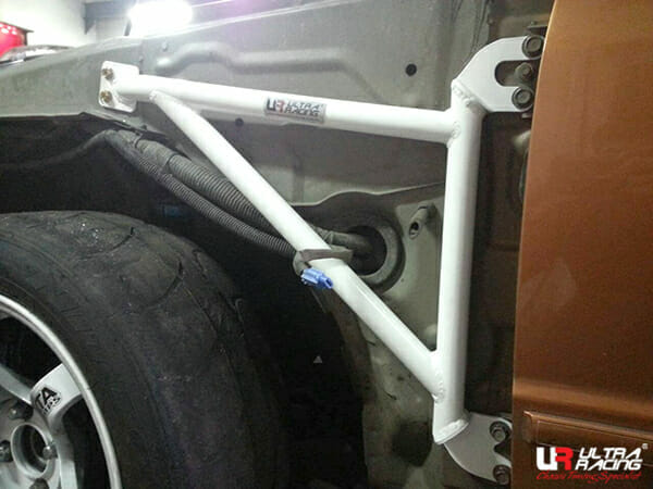 Soportes de Aleta (2895P) Ultra Racing Ford Tierra (KJ)/Mazda Protege