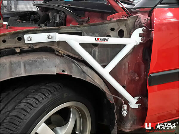 Refuerzo de Aleta Ultra Racing para Mazda 323F 1.6l 89-94 (2WD) (Carburador)
