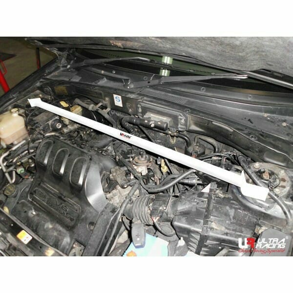 Barra de Torretas Delantera Superior Ultra Racing para Ford Escape 3.0 4WD 00-06 (1983)